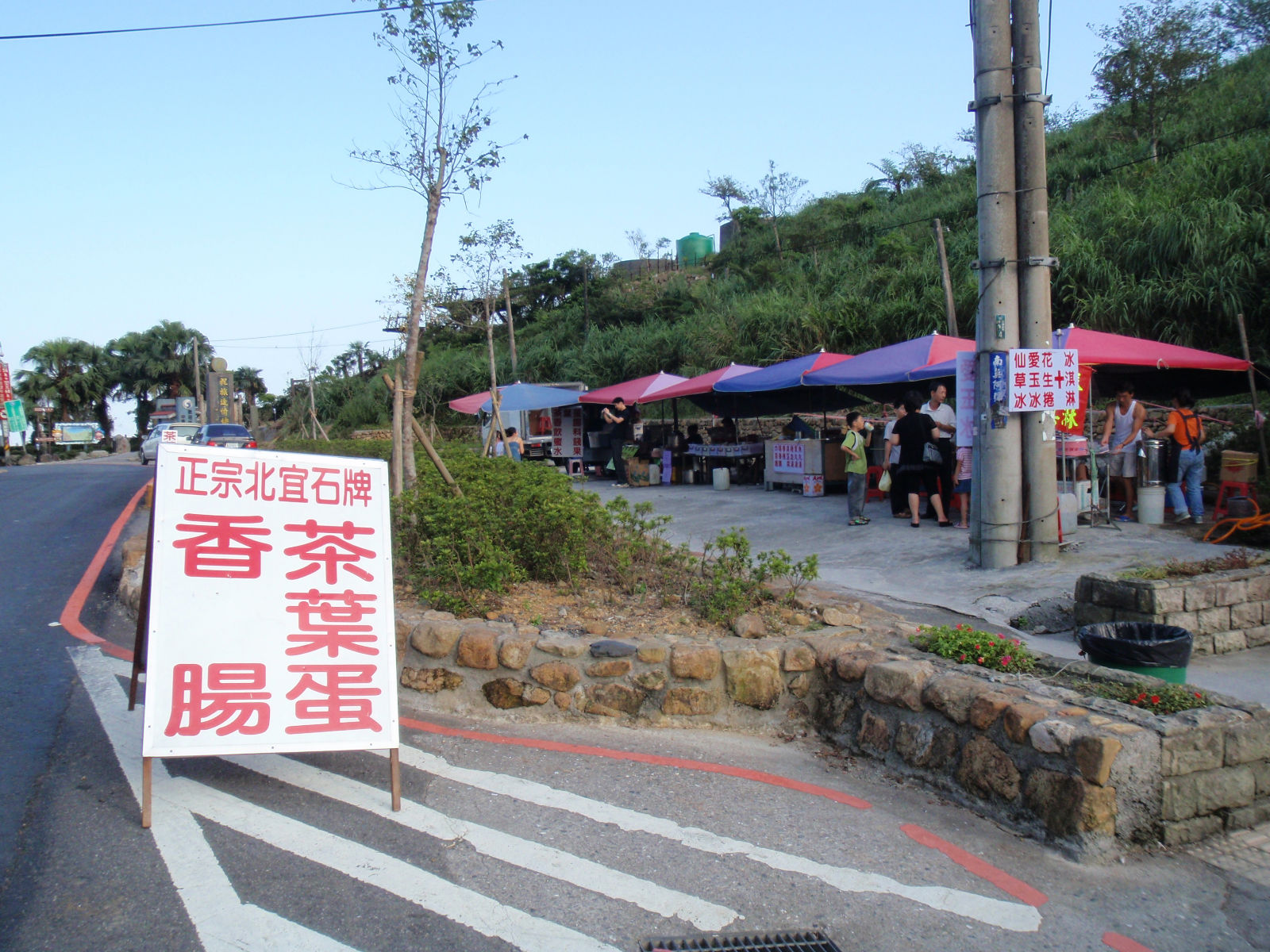 石牌的攤販雖不復昔日榮景, 但也因為北宜的單車/重機車隊經常光顧, 也維持了一定的規模.