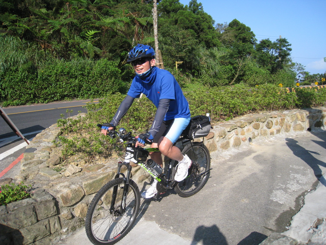 北宜縣界-石牌(茶葉蛋)。本隊惟一登山車完成全程的陳主任,據他說領隊大哥城一定是認為他會在莫內折返,所以一直跟他說"粉簡單啦"
