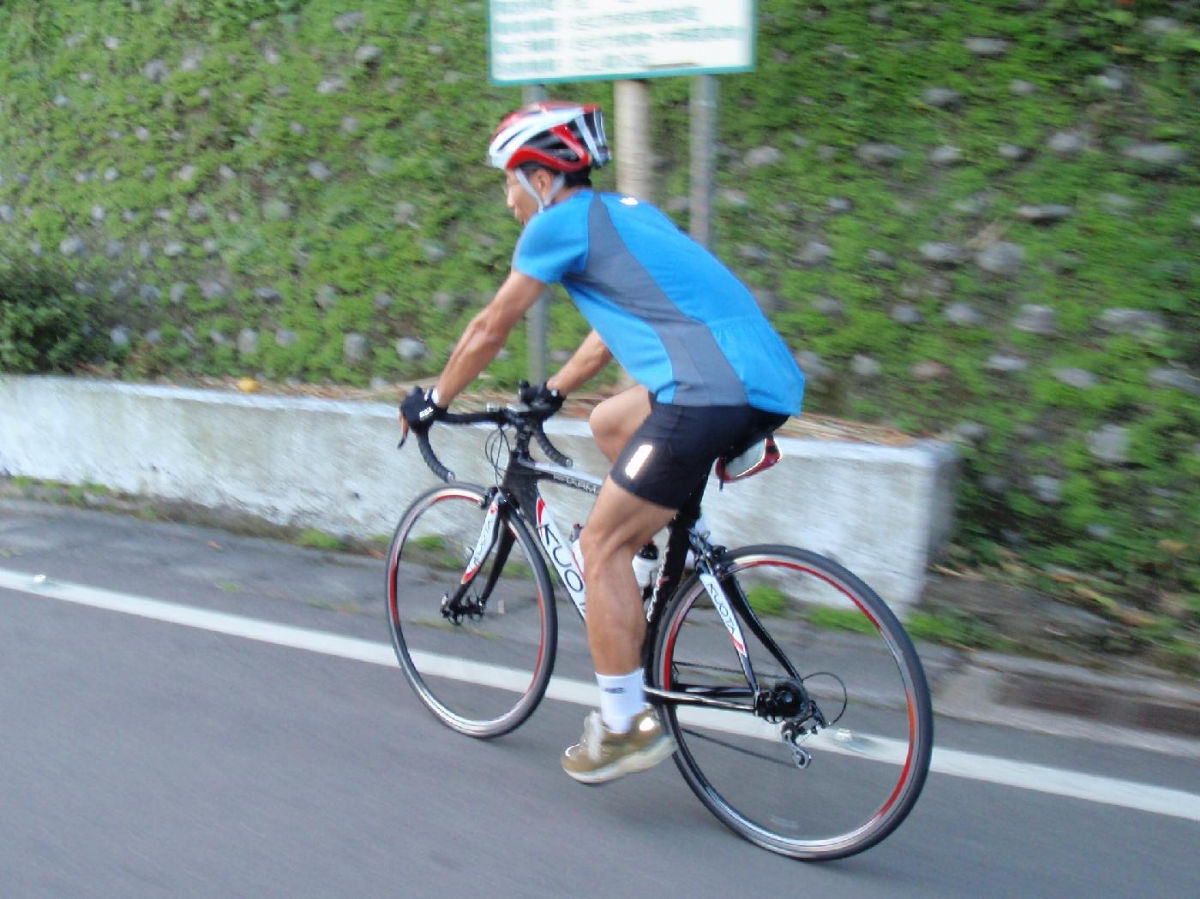 俊興學長帥氣地騎他的 KUOTA 公路車.