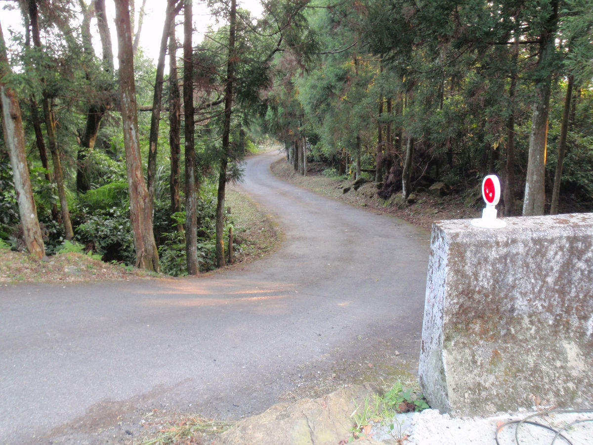 由小粗坑來的一條產業道路自右方匯入北47-1, 下一次可以騎騎看!