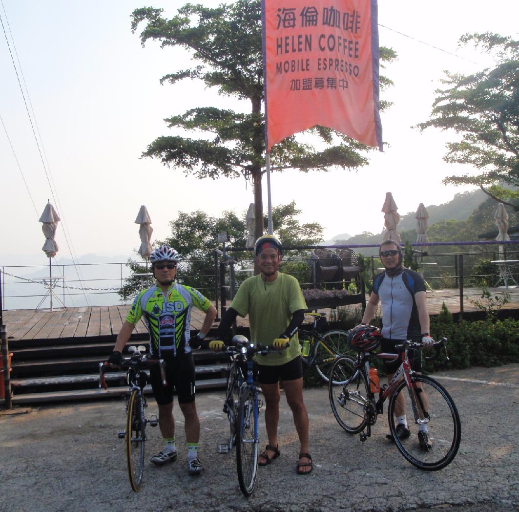 7:00am 全員到齊, 於海倫咖啡合照