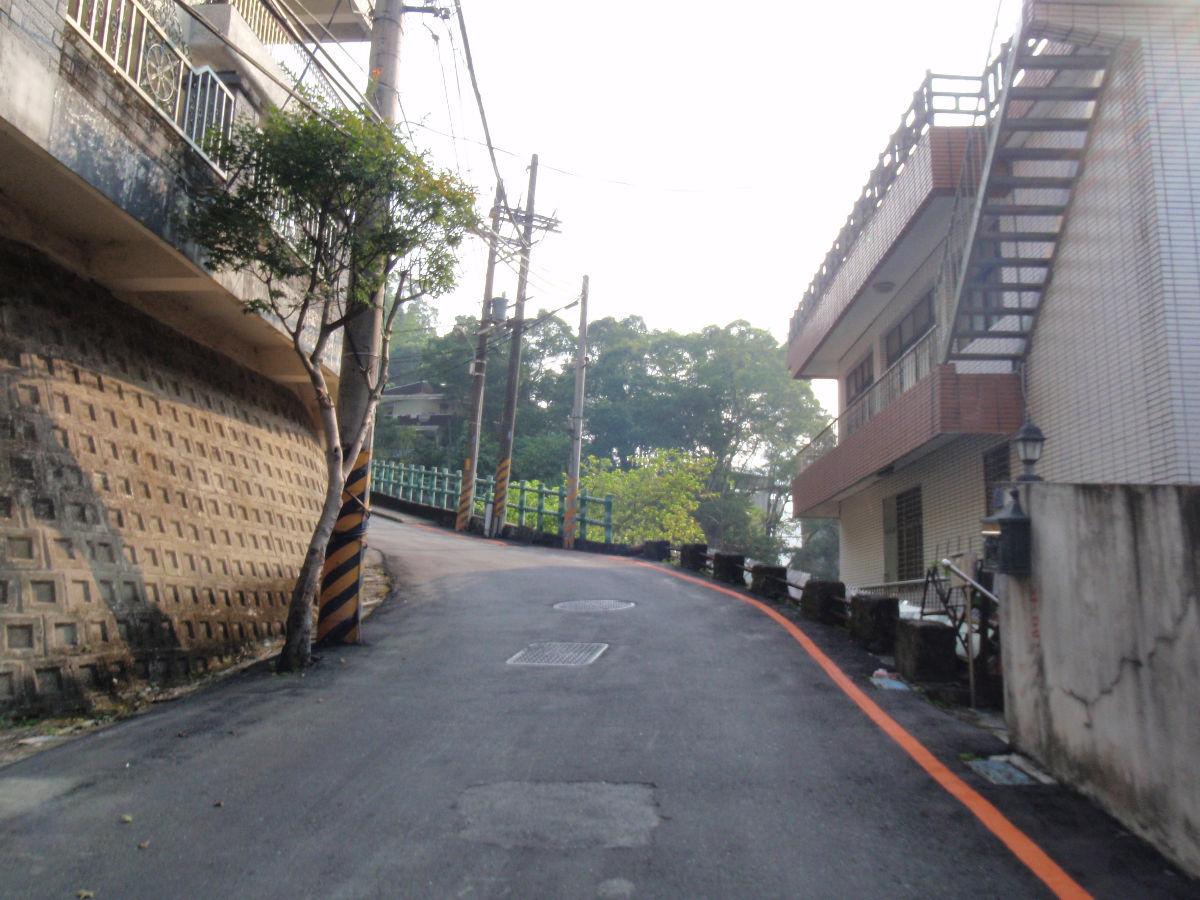 玉山路沿左右民宅陡上