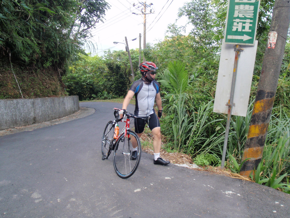 後來轉為產業道路, 還是陡上. 文祺學長終究下來推車勒! ^^