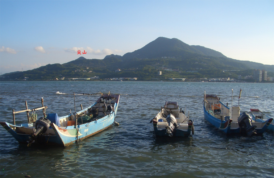 在淡水回望觀音山
