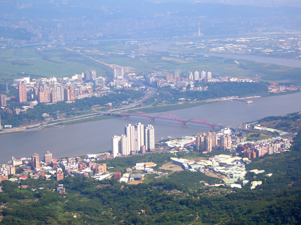 從觀音山下望關渡大橋