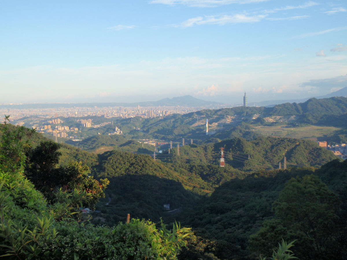 今晨的展望不錯, 觀音山及101大樓相當清楚.
