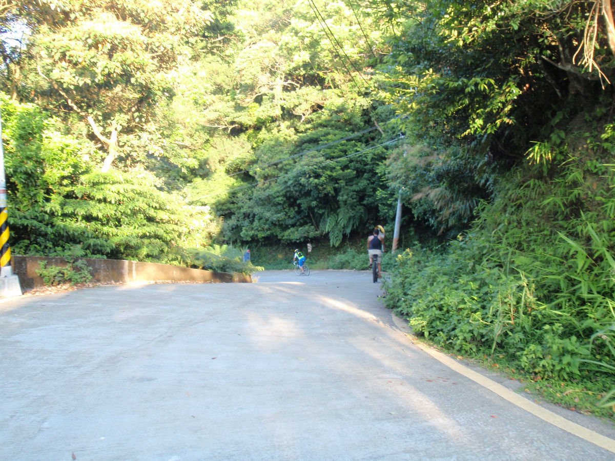 剛過阿柔洋產道最高點, 就是恐怖陡坡下滑的開始.