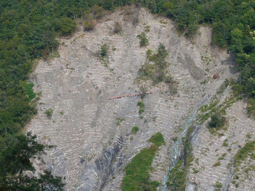 回望龜山登山會的螞蟻雄兵友隊，經過步道口附近的第一個大崩塌