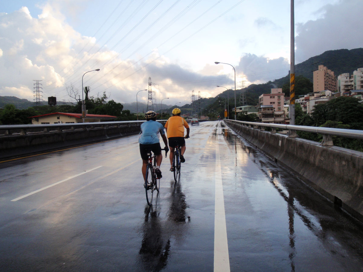 6:12am 躲了一陣雨後, 開始出發往石碇方向的文山路練習輪車