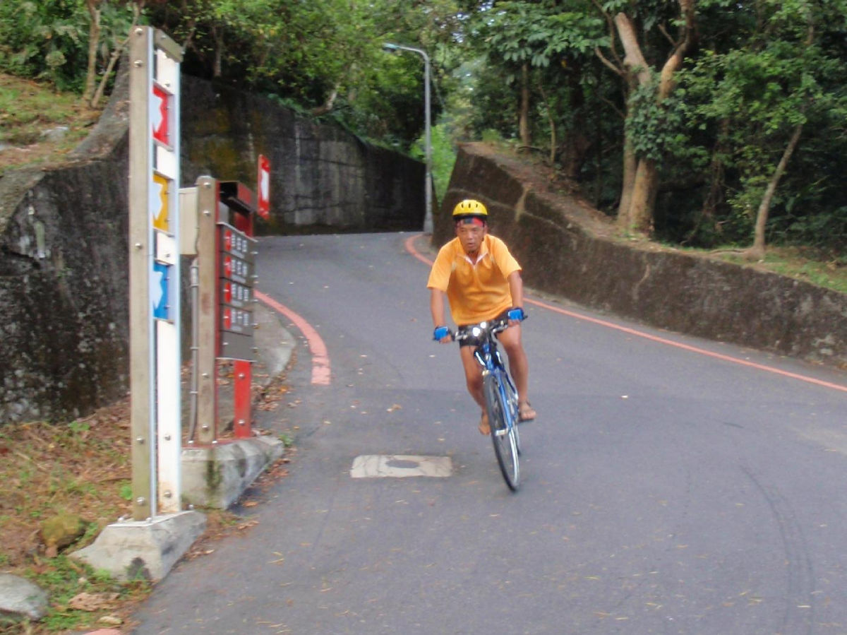 信義學長於叉路口騎車英姿