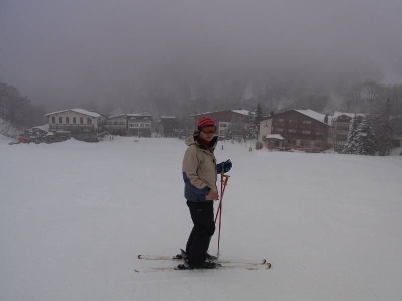 面面,背景是高校生最愛的一之瀨滑雪村