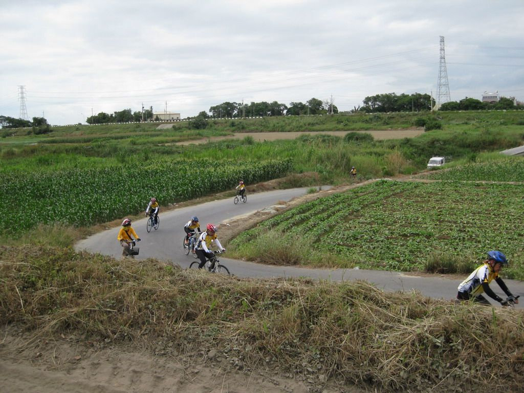 11/10 新市7-11雅真香蕉蘋果補給,電動腳踏車引領鄉間私房小路 ( 仁輝攝)