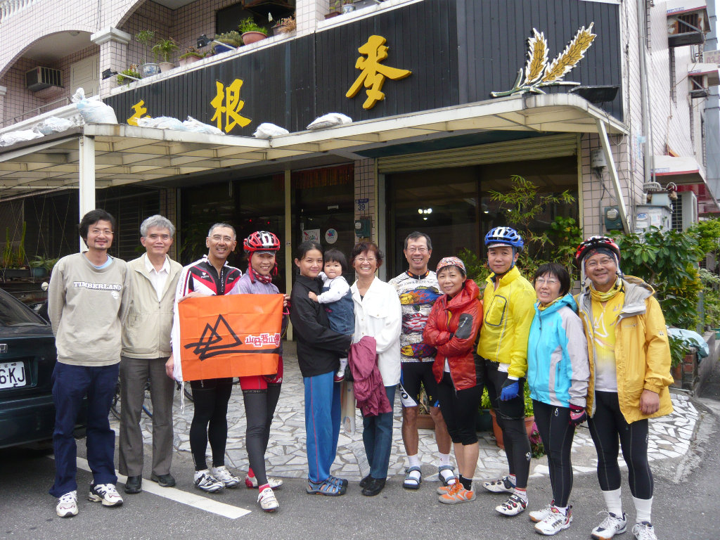 11/14  逆風而來,讓翠瑛朝和學長姐在花蓮餐廳等候多時,200K勇士和蕭大哥家屬會面,深深致意.
小老鼠老婆也在此等候,慨盡地主之誼,還有多種糕餅伴手,一路打氣.(誠徵照片!!隨後補上)