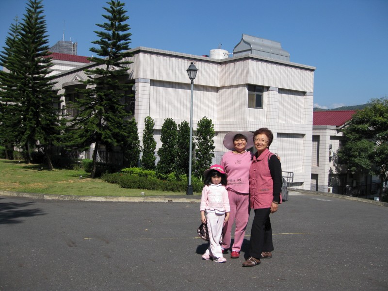 辜淑文帶著孫女為朱建正再訪三育基督書院