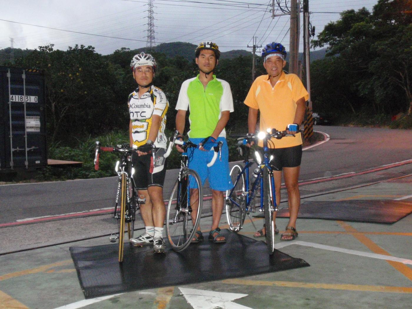 6:44am 正洋加油站3人合照