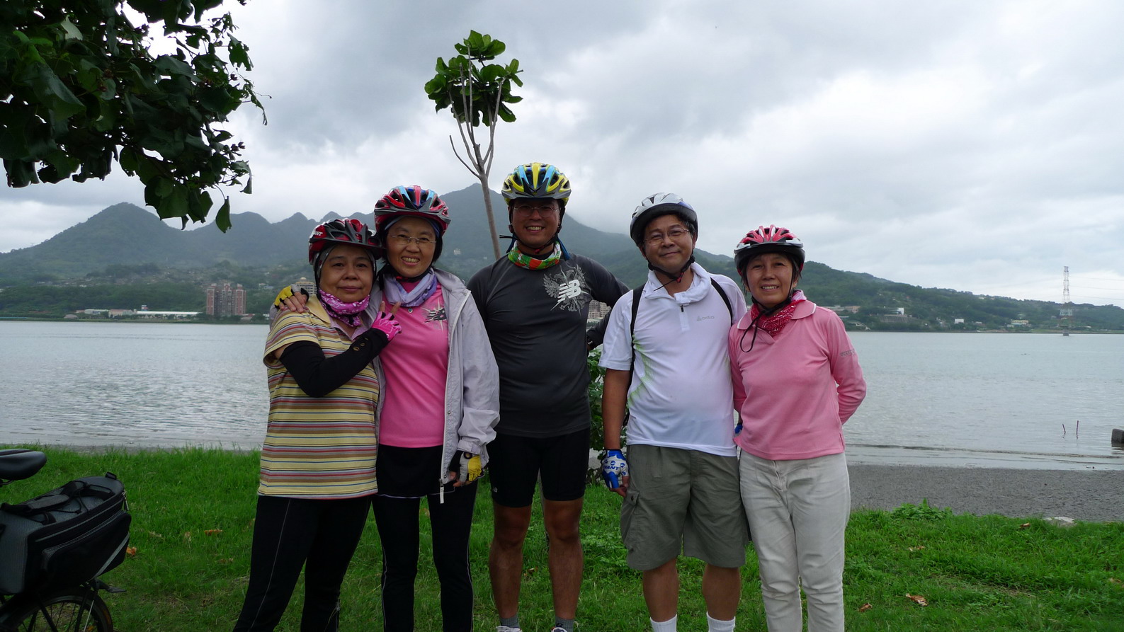 回到紅樹林捷運站，阿貴學長還要趕下午的飛機去香港所以先行離去，我們就沿著自行車道邊騎邊玩了起來，這背景是觀音山
