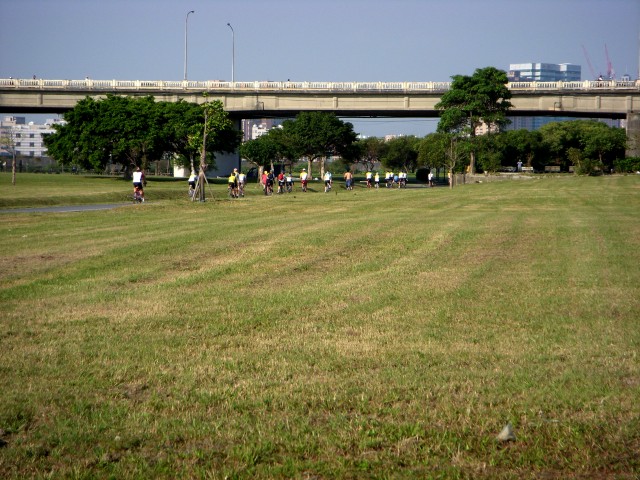陽光燦爛, 綠地開闊, 單車馳騁~
