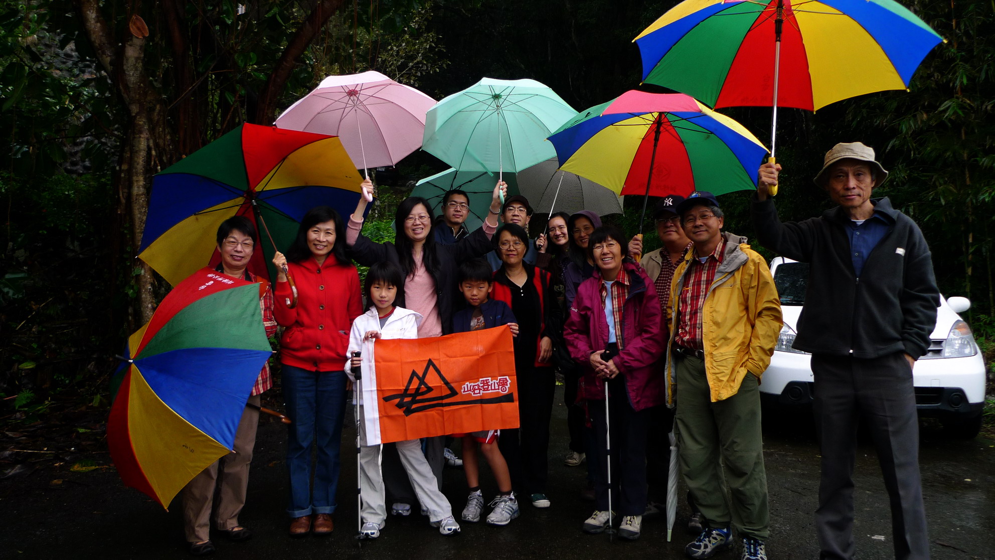 雨越下越大，這天人交戰的時刻，在登山口想著要不要上去