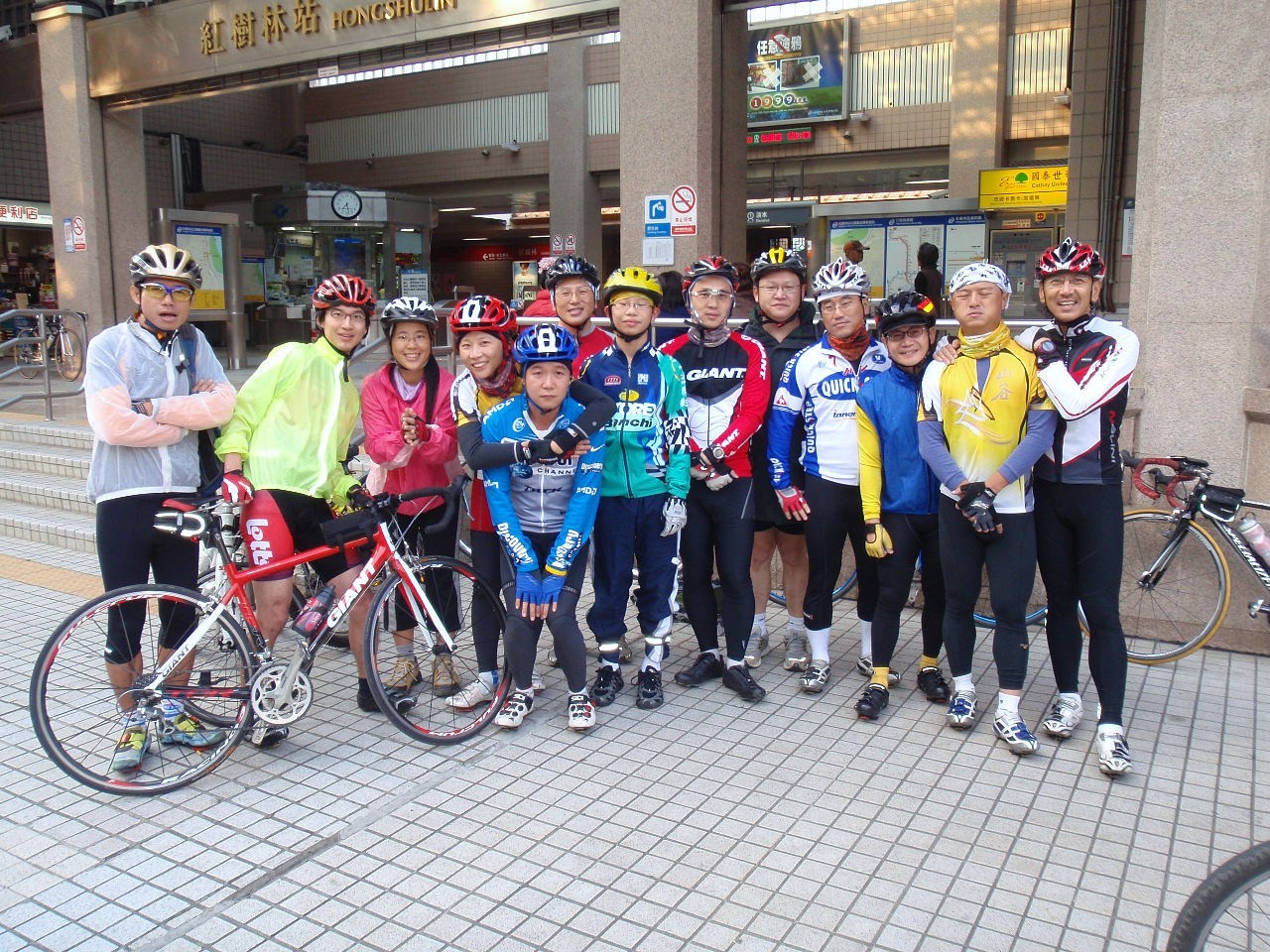 AM7:30 紅樹林捷運站集合, 共13人騎車 (阿貴不算^^)