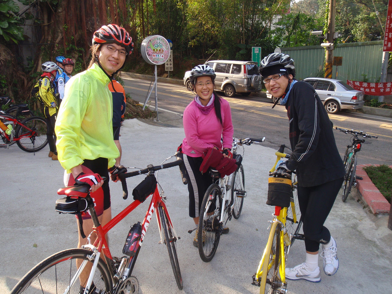 小不點及其徵召來的兩位昔日勇腳, 可惜只是當年勇! 兩位車友後來在騎完巴拉卡後轉進仰德大道下台北市區了!