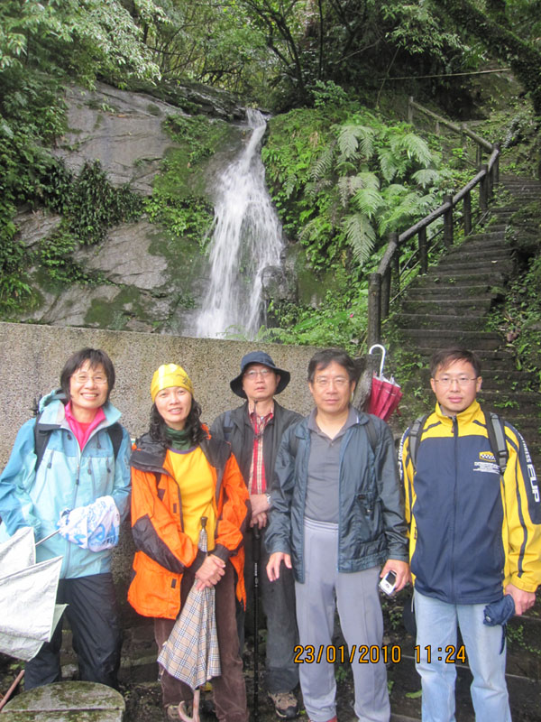 孝子山登山口就在馬路邊