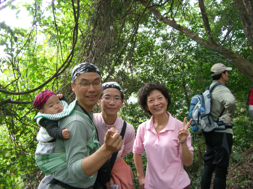 右為 "可以跟他(指 李xx學長)上山下海" 的xx夫人(他們的兒子說的,還說可以娶到這樣的女生不容易..)