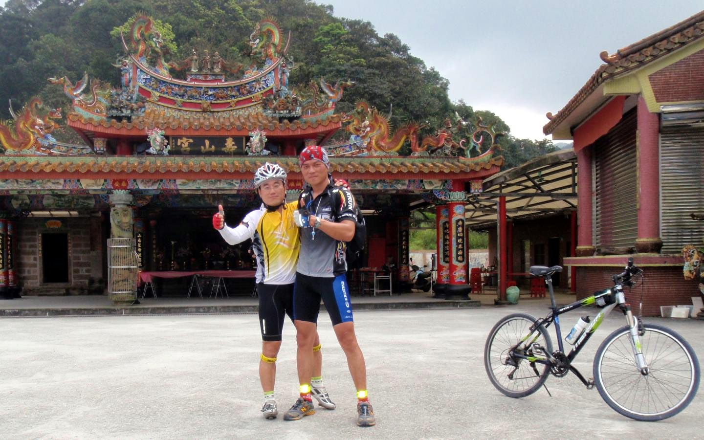只有我和"小盧"(Liton友人) 騎上壽山宮! 體會終點線前大魔王陡坡 (差點抽不上去><)