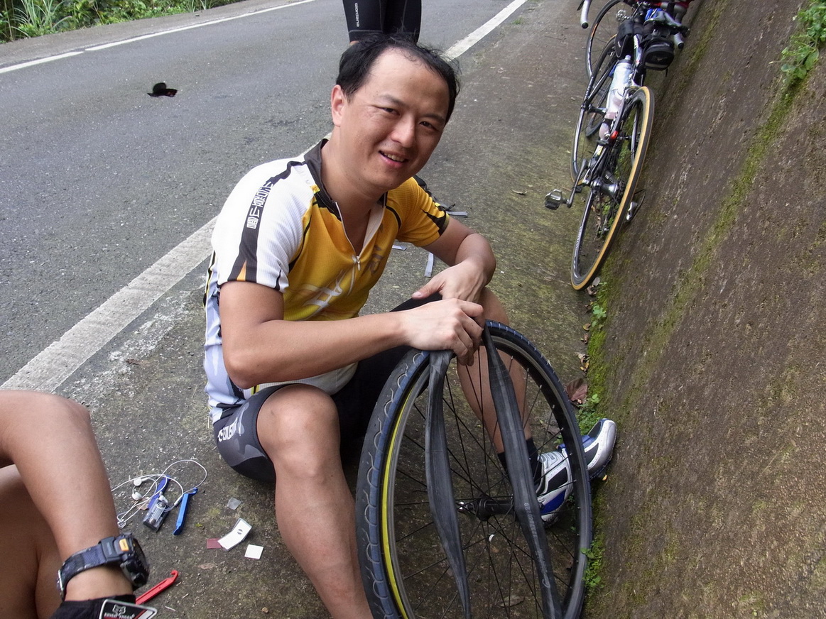 有一段路上有碎玻璃,爆胎的竟然是黎明朋友的登山車