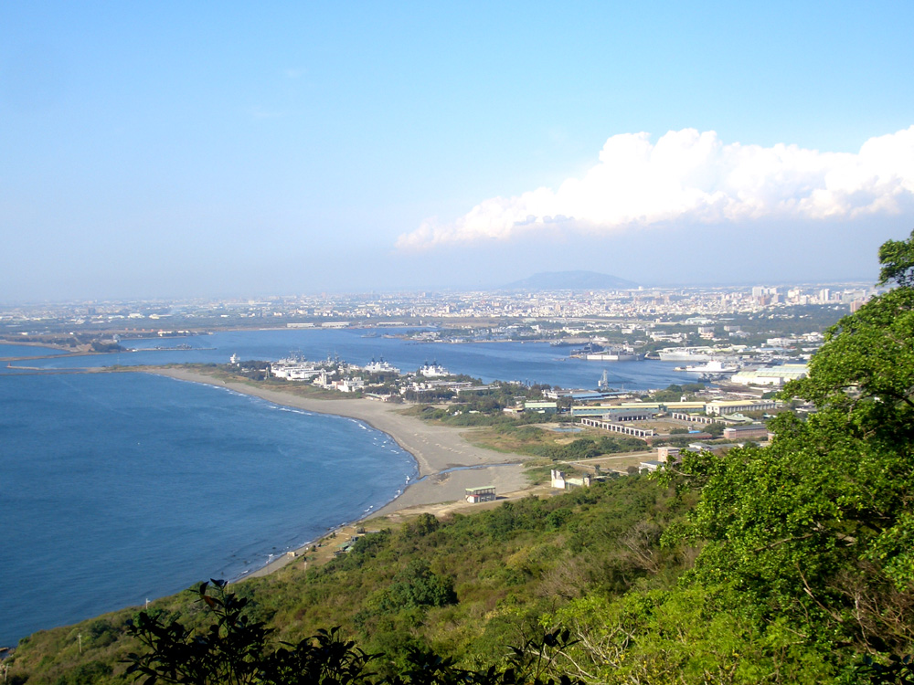在海洋美景眺望左營港, 遠方為大崗山.