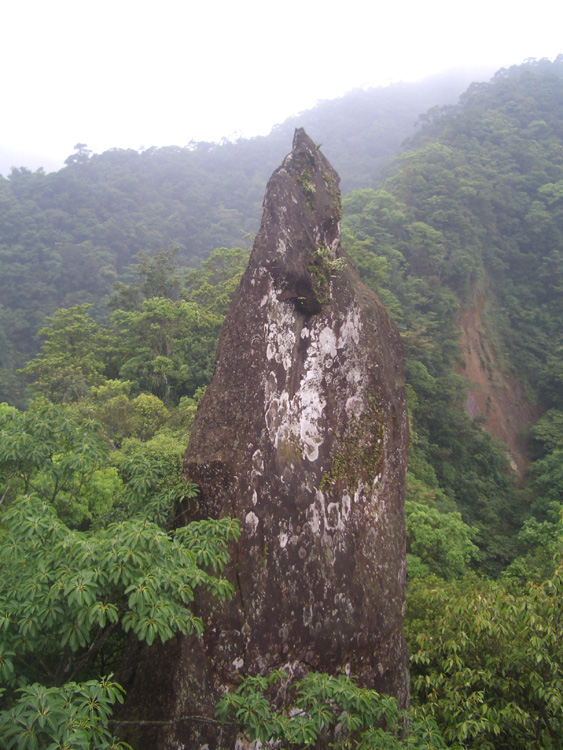石燭尖, 在九龍山支稜末端, 為扁尖狀岩峰.