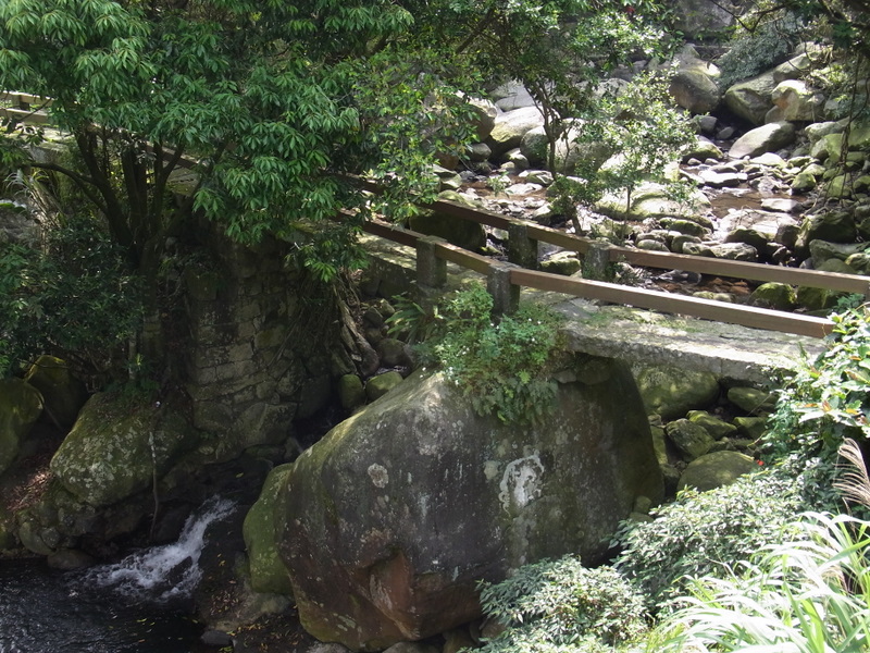 三板橋係以溪中大石為橋墩