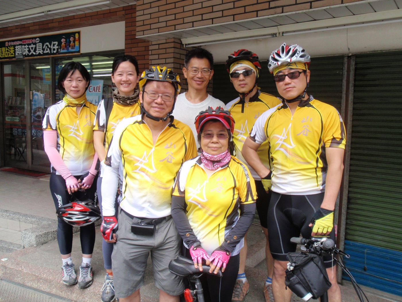 AM 10:16 於106平溪/石碇叉路口7-11合照. (恰好遇見文祺夫婦同路線回程)