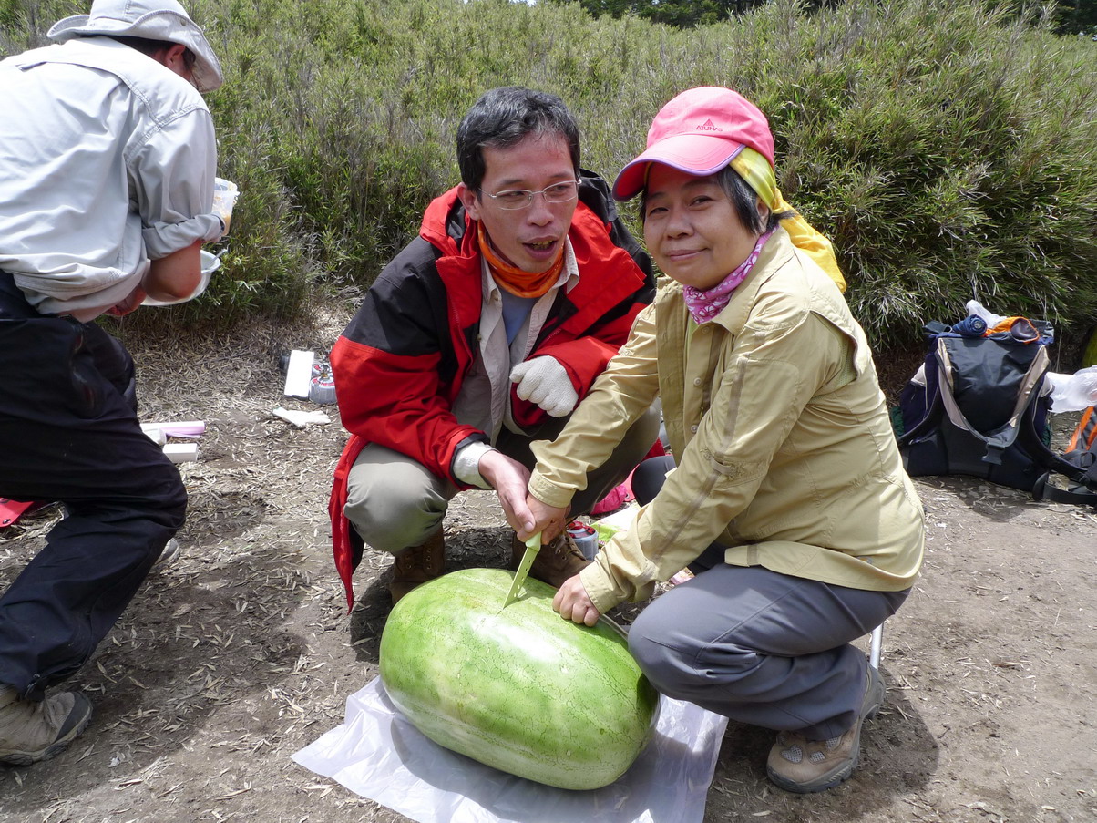 這顆瓜，有著俊傳的堅持，山蘇、王子與小華一路帶著走過了西峰，回到往華崗岔路口營地，是我們餐後的水果