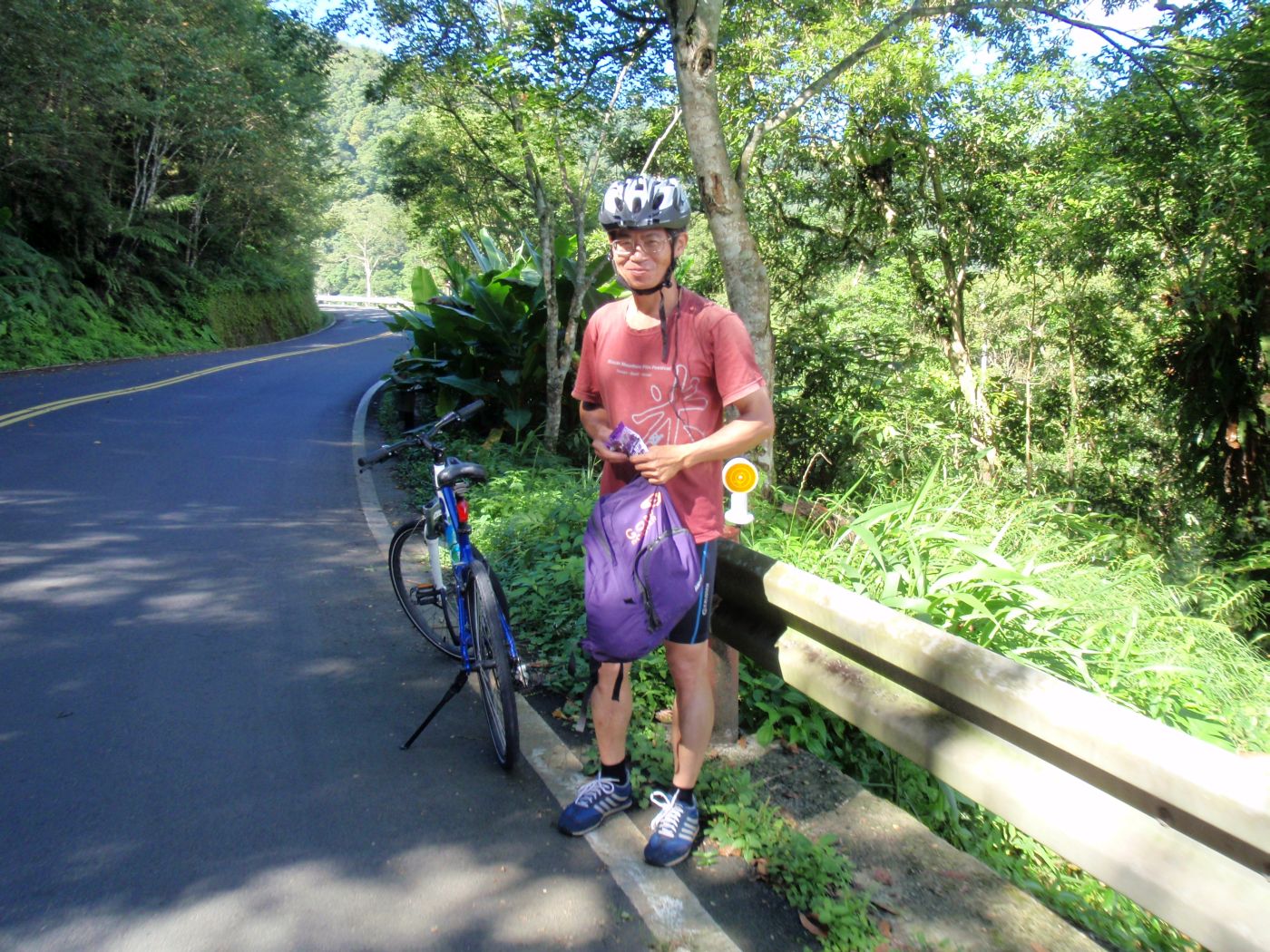 阿佑單車進化史!  從雙避震到單避震登山車, 從巧克力胎到平滑車胎. 上回買了安全帽來戴, 這次行前終於買了車褲來穿^^