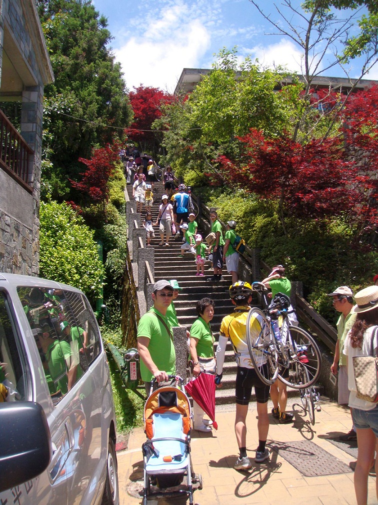 太平山莊, 需要扛車爬一段階梯, 才能上到餐廳吃飯
