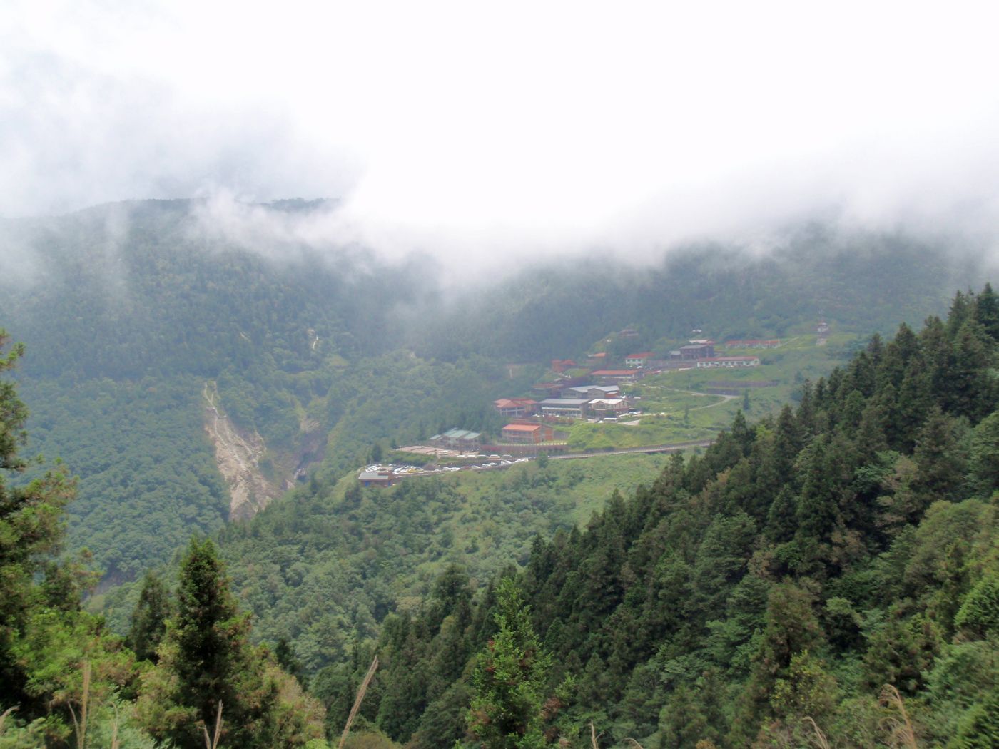 午後往翠峰湖的路上, 回頭遙望太平山莊, 此時雲霧漸起