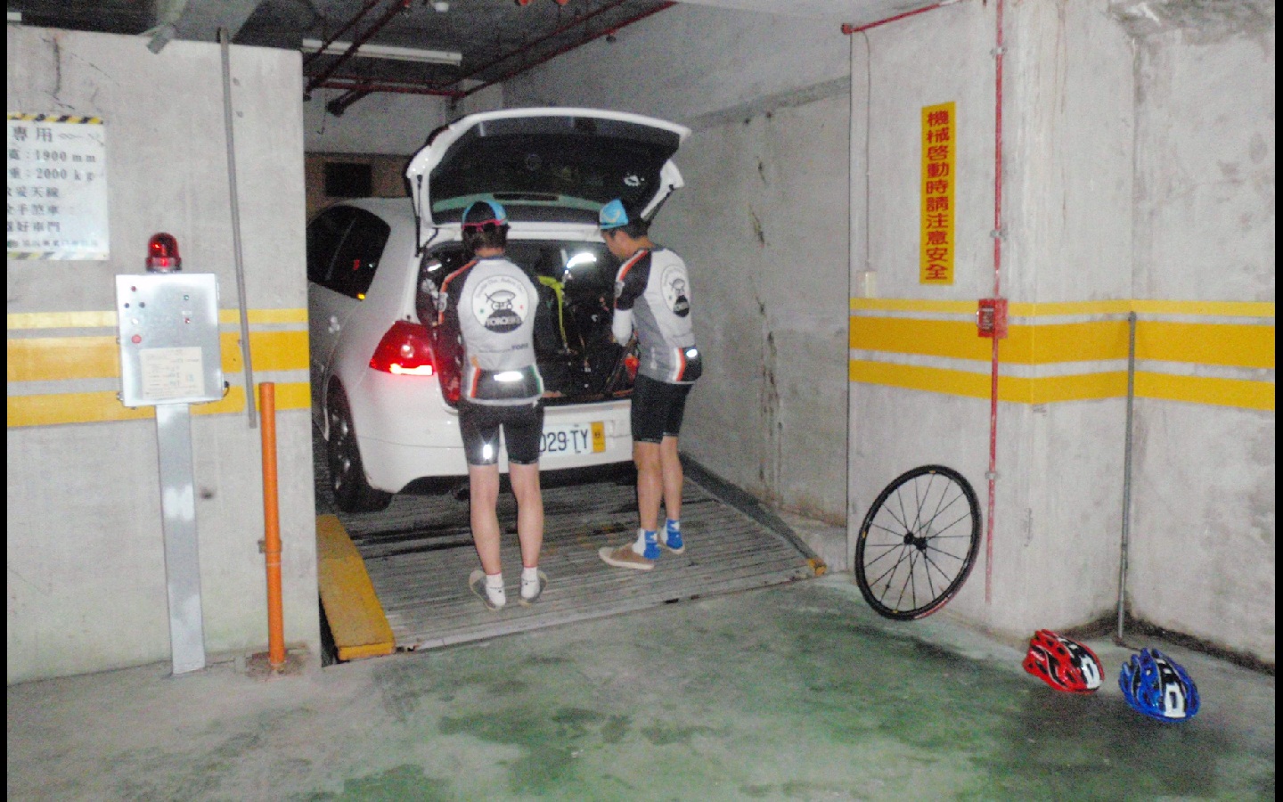 下午近3點, 面面夫婦正準備從車上將公路車拿下來組裝.