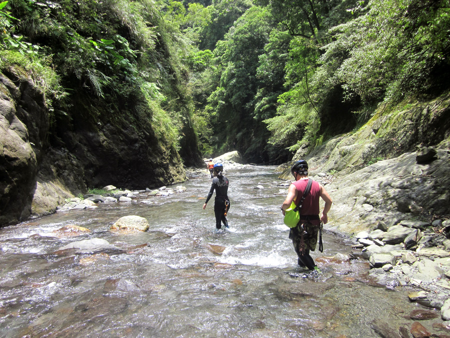 峽谷, 溪水清淺.