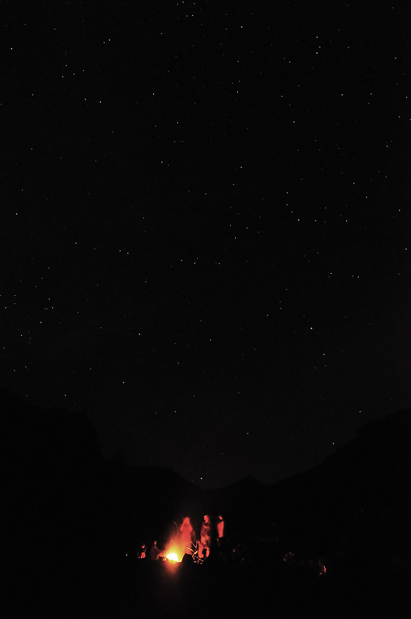 大溪床星光下營火旁的山歌悠揚～