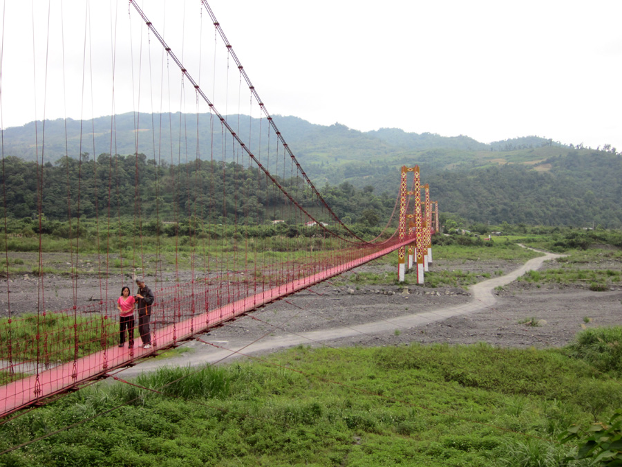 由側面看吊橋.