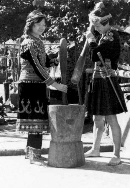 李鎮樟 李美夏 排灣盛裝
（衣服由孫師母提供，她可是當年的排灣公主）