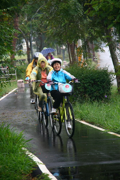 雖然下著雨，看起來還是很快樂的樣子。