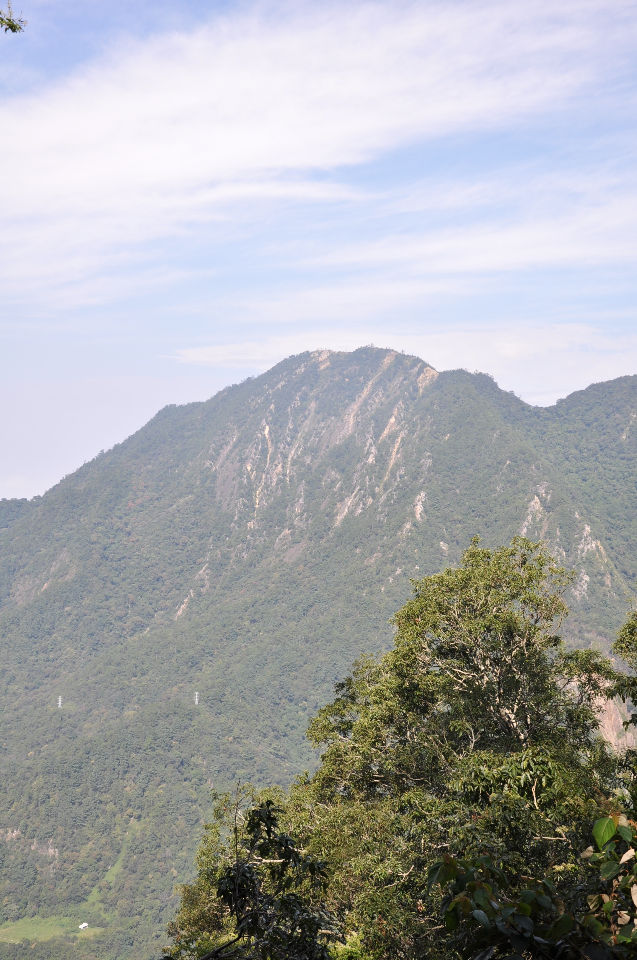 嶙峋聳立東卯山