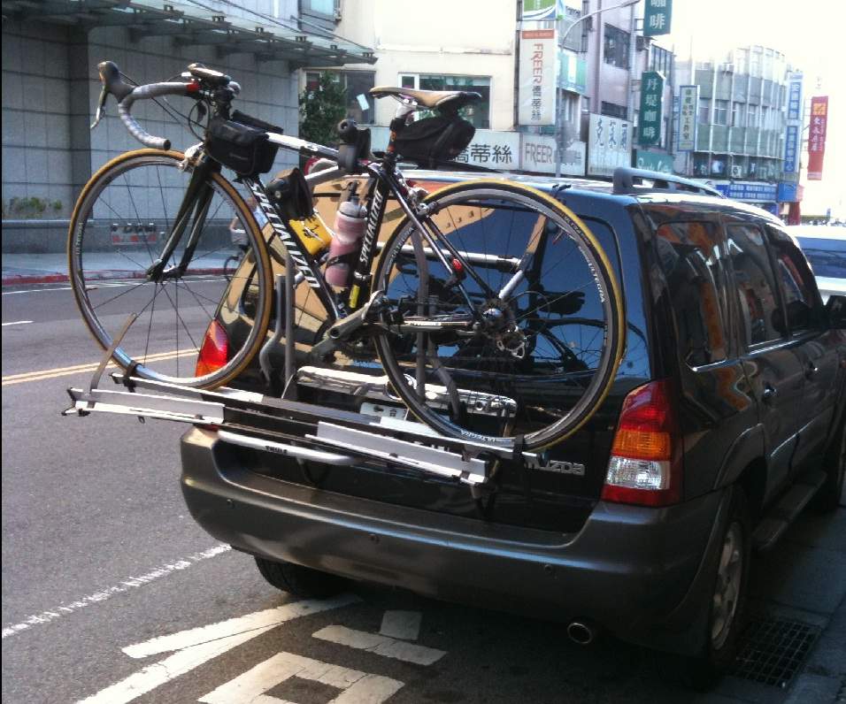 文祺兄的車, 裝了置車架, 外掛兩台單車相當方便, 不需拆車.^^