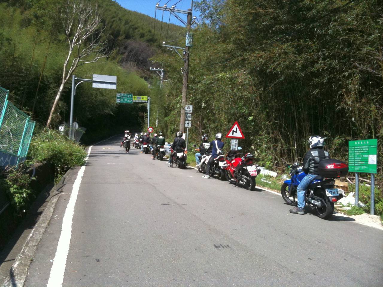 AM10:15 一群重機騎士集結中 @羅馬公路入口.