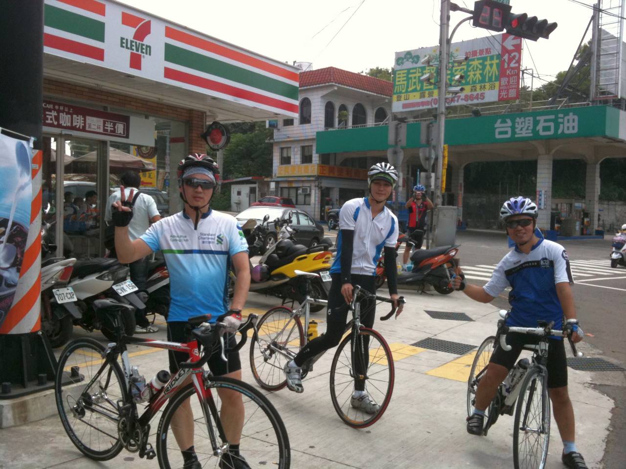 PM12:15 騎完羅馬公路, 下抵7-11馬武督門市, 補給完後準備上路.