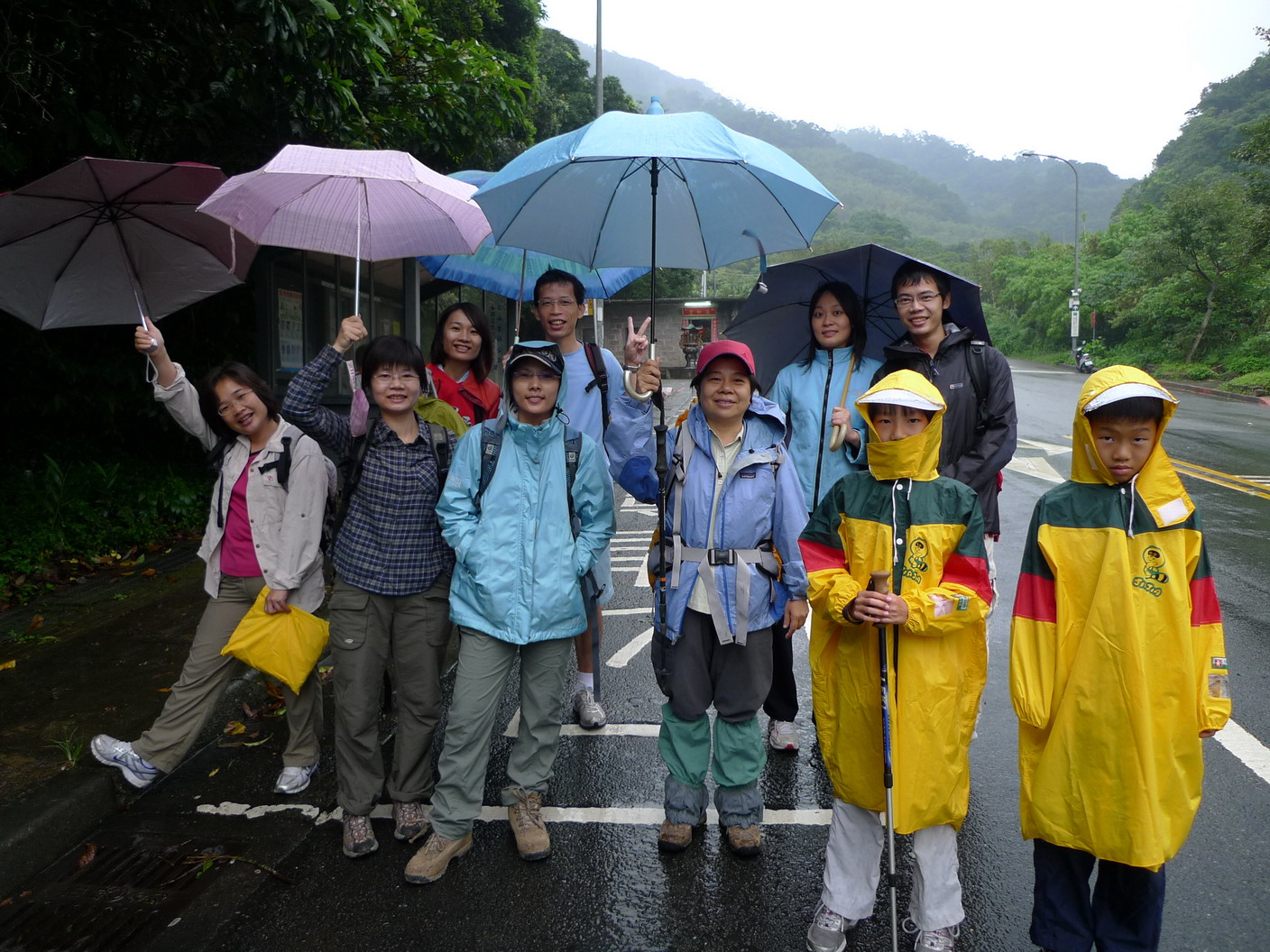 聖人橋頭集合，雨具紛紛出籠
