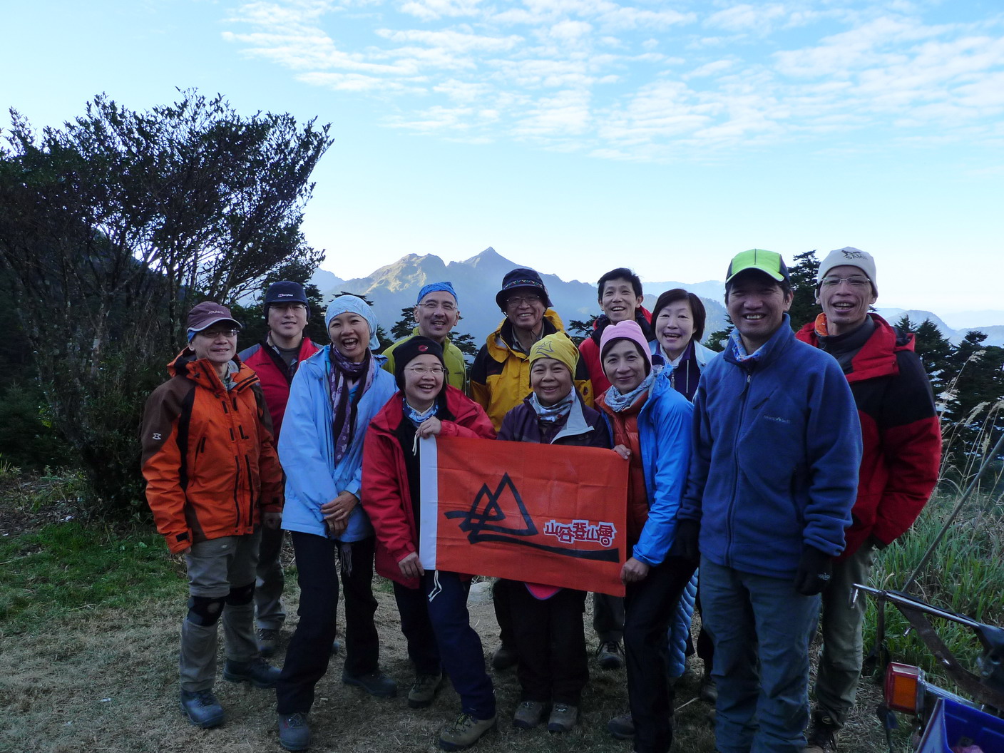 天池山莊合照，走過斷崖，大家露出燦爛的笑容