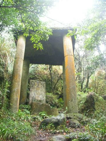 高挑聳立的古老山神廟。