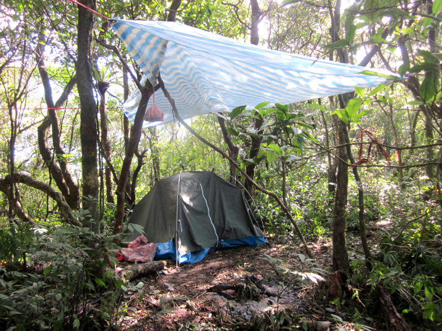 宜蘭烘爐地山南方稜線上的獵寮, 獵人沒有踞木頭建獵寮, 只搭了蒙古包帳蓬.